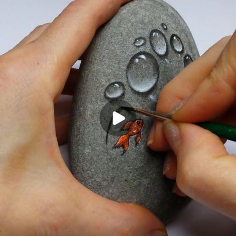 Rock Painting Patterns Templates, Painting On Rocks Ideas, Ideas For Painting Rocks, Happy Stone, Painted Rock Art, Sun Rock Painting, Stone Crafts Ideas, Stone Fish, Paint Rocks Ideas