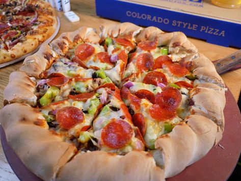 Colorado Mountain Style Pizza - Jim Cooks Food Good! Mountain Pie Recipes, Mountain Pies, Colorado Food, Colorado Style, Pizza Style, Food Sculpture, Culinary Travel, Savory Tart, Mountain Style