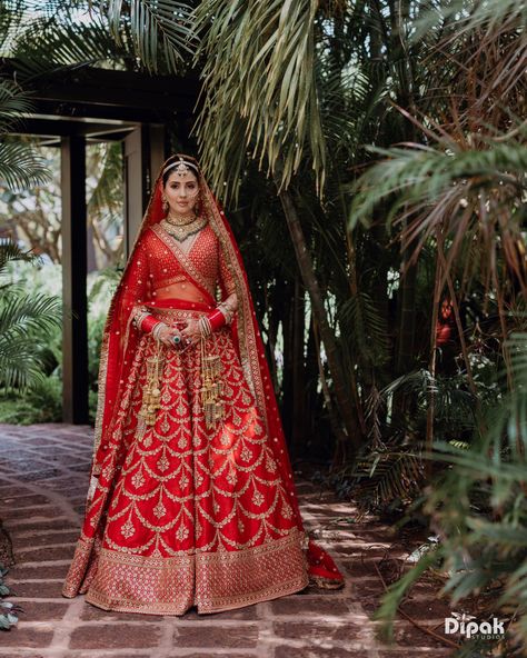 Sabyasachi Red Lehenga Bridal, Shadi Makeup, Red Lehenga Bridal, Bridal Entry, Best Indian Wedding Dresses, Lehenga Bridal, Rajputi Jewellery, Bridal Lengha, Sabyasachi Bride