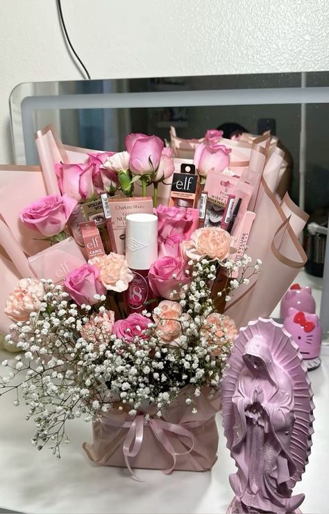 Real Bouquet Flowers, Bouquet Of Presents, 15 Bday Gift Ideas, Best Friends Presents Ideas, Birthday Gifts Basket For Best Friend, Gift Baskets For Mother’s Day, Sisters 21st Birthday Ideas, Present Bouquet Gift Ideas, Xmas Presents Ideas