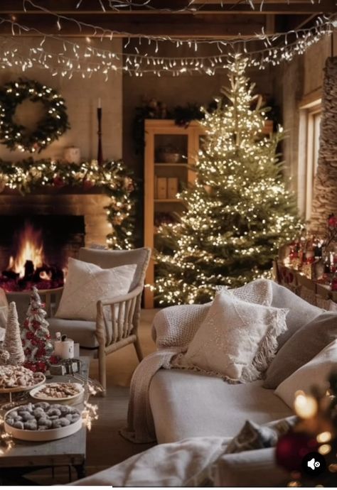 Maximalist Christmas, Christmas Dreaming, Cozy Christmas Decor, Christmas Apartment, Christmas Decor Inspiration, Dekorasi Kamar Tidur, Cosy Christmas, Christmas Living Rooms, Christmas Feeling