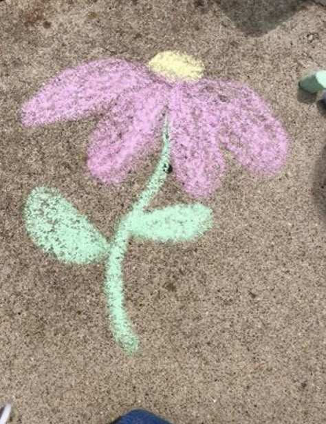 Chalk Art Ideas Easy Step By Step, Chalk Art Ideas Easy Summer, Cute Sidewalk Chalk Art Easy, Easy Things To Draw With Chalk, Easy Sidewalk Chalk Art Ideas, Summer Chalk Ideas, Easy Sidewalk Chalk Art, Simple Chalk Art, Chalk Drawings Sidewalk