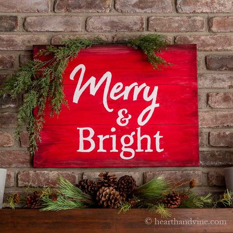 Wood Crafts Christmas, Wood Signs Christmas, Diy Christmas Stockings, Christmas Crafts To Make And Sell, Christmas Signs Diy, Red Crafts, Christmas Tags Printable, Merry And Bright Christmas, Fabric Christmas Trees