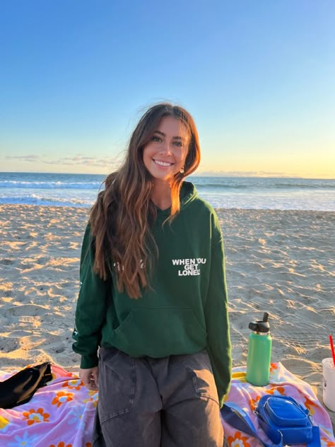 Cold Beach Fits, Casual Fall Beach Hoodie, Halle Sandberg Instagram, Beach Vsco Long Sleeve Hoodie, Oversized Hoodie Beach Pictures, Hoodie Beach Pics, Halle Aesthetic, Beach Vsco Hoodie, Beach Aesthetic Outfits