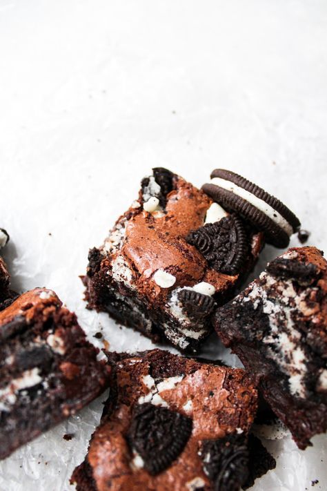 Brownies With Oreos, Stuffed Brownies, Oreo Desserts, Cocoa Powder Cookies, Oreo Brownies, Classic Recipes, Chocolate Oreos, Chocolate Dessert Recipes, Vanilla Cookies