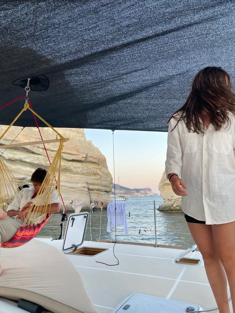 Sailing In Greece, Family On A Boat Aesthetic, Greece With Friends, Sail Boat Pictures With Friends, Sailing With Friends, Mama Mia Aesthetic, Greece Sailing, Boat With Friends, Sailing In Greece Aesthetic