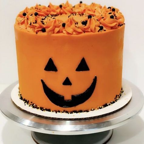 Jack O Lantern Cake, Halloween Cake Design, Cute Halloween Cakes, Halloween Birthday Cakes, Halloween Cake Decorating, Pumpkin Cake Recipes, Gemini Birthday, Spice Cake Mix, Cake Decorating Ideas