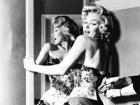 Back view of Marilyn Monroe wearing a corset Celebrity Prints, Imperfection Is Beauty, Marilyn Monroe Photos, Norma Jean, Norma Jeane, Christina Hendricks, Classic Beauty, Old Hollywood, Marilyn Monroe