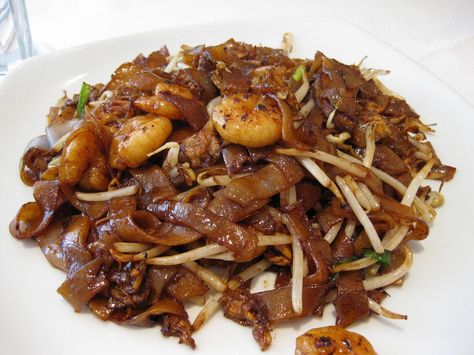 Char Kway Teow Recipe, Singapore Rice Noodles, Char Kway Teow, Flat Noodles, Noodles With Shrimp, Childhood Food, Rice Noodle Recipes, Rice Noodles Stir Fry, Fried Rice Noodles