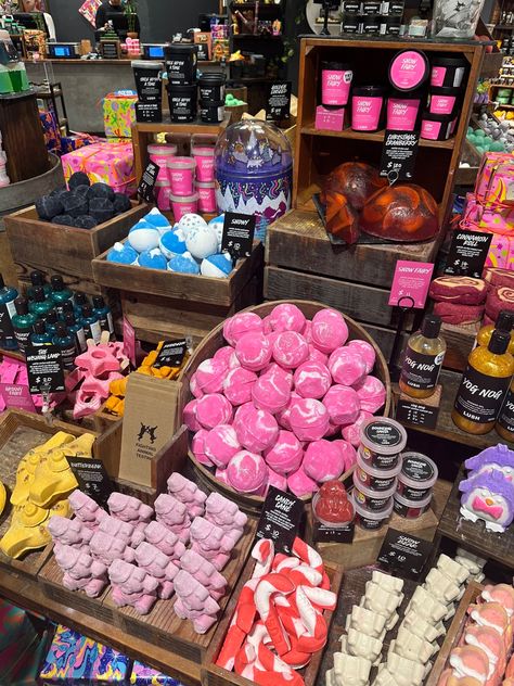 Lush christmas range 2023 🎄 Lush Christmas Products, Christmas Lush, Lush Aesthetic, Lush Christmas, Lush Products, Snow Fairy, Lush Cosmetics, London Christmas, Merry Christmas Wishes