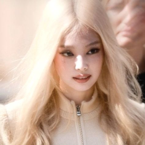 jennie blonde hair icon Jennie In Blonde Hair, Blonde Kpop Idols, Kpop Blonde Hair, Rose Blackpink Hair, Jennie Bangs, Jennie Blonde Hair, Blonde Jennie, Jennie Short Hair, Jennie Blonde