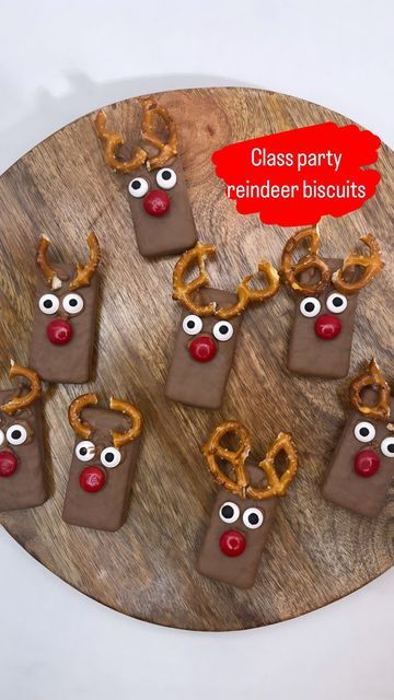 Making Lunches & Meals On The Move Easy! on Instagram: "Looking for an easy idea for a Xmas party or classroom breakup? Simply use Tim tams as the base, melt some chocolate to use as “glue” and stick on some pretzels for antlers, a MnM for the nose and edible eyes! Quick, easy and oh so cute! 🎄" Reindeer Noses Pretzels, Pretzel Reindeer, Tim Tams, Edible Eyes, Reindeer Noses, Australian Christmas, Tim Tam, Pretzel Sticks, Making Lunch