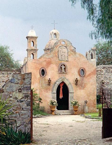 Spanish Mission Church. Mission Churches were started in North America by Missionaries from Spain during the 1500-1800's. Architecture Baroque, Texas Ranch, Hacienda Style, Old Churches, Country Church, Land Of Enchantment, Spanish Colonial, Place Of Worship, Spanish Style