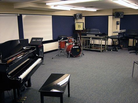 Ensemble Rooms by Berklee.edu, via Flickr School Music Room Aesthetic, Band Practice Room, Music Room School, Band Teacher Gifts, Choir Room, Practice Room, Band Room, High School Music, Band Teacher