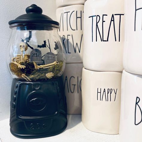 Halloween Gumball Machine, Gumball Decor, Gumball Craft, Gum All Machine, Gumball Machine Craft, Diy Gumball Machine, Gum Machine, Marshmallow Mugs, Bubble Gum Machine