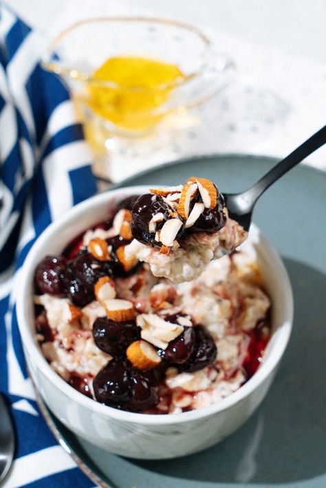 Creamy Cherry High Protein Oatmeal Oatmeal Crockpot, Baked Hashbrown Recipes, Pancake Bowl, Bridal Breakfast, High Protein Oatmeal, Vegetarian High Protein, Cherry Oatmeal, Smoked Salmon And Eggs, Mango Chia Pudding