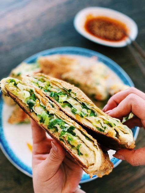 BIG Green Onion Pancake (5 Ingredients ONLY!) - Tiffy Cooks Asian Thanksgiving, Chicken Asian Recipes, Asian Recipes Authentic, Asian Recipes Healthy, Easy Chinese Food, 5 Minute Recipes, Asian Recipes Easy, Garlic Fried Chicken, Green Onion Pancake