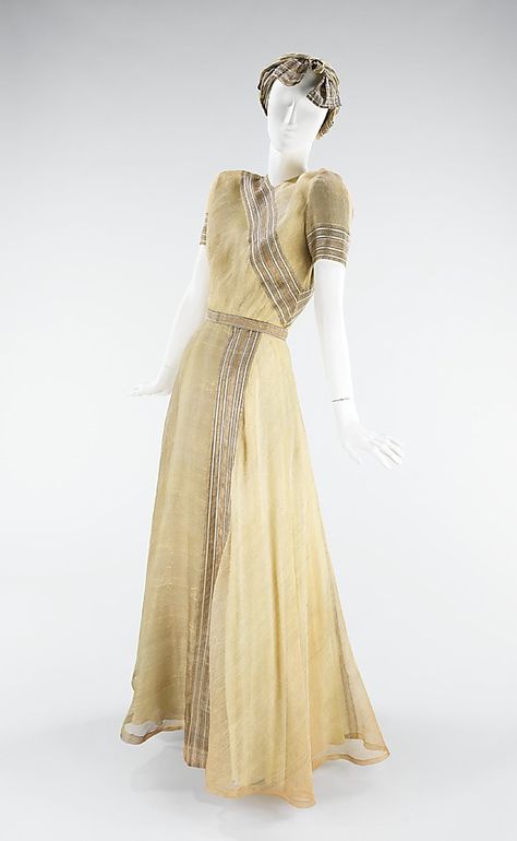 Evening dress by Mainbocher, 1947. Silk & metal. This piece is an interpretation of an Indian sari. From the collections of the Metropolitan Museum of Art. Millicent Rogers, 1940s Outfits, Fashion 1940s, 1940's Fashion, History Of Fashion, 40s Fashion, Costume Collection, 1930s Fashion, Indian Sari