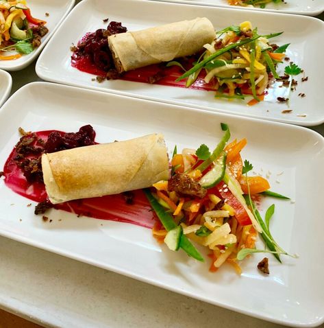 Spring Rolls Presentation, Duck Spring Rolls Recipe, Spring Roll Presentation, Duck Spring Rolls, Starter Menu Ideas, Garnish Tumpeng, Gastronomic Food, Plated Dinner, Charcuterie Appetizers