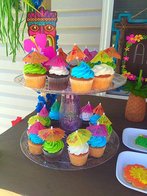 Luau cupcakes - handmade stand                                                                                                                                                     More Pool Party Ideas For Kids, Hawai Party, Hawaii Birthday Party, Tropisk Fest, Luau Cupcakes, Lila Party, Pool Party Ideas, Tropical Birthday Party, Aloha Party