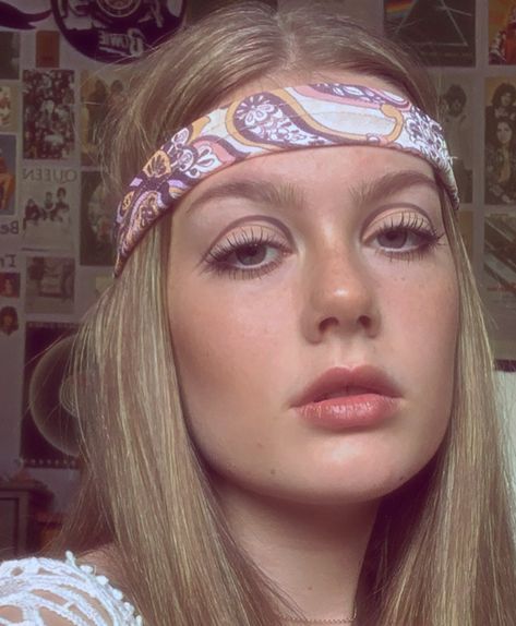 Somebody Groovy s Makeup Looks 60s Makeup Looks, Dramatic Winged Eyeliner, Pale Pink Lips, 60s Makeup, Yellow Eyeshadow, Shimmery Eyeshadow, Retro Makeup, Retro Glamour, Sharon Tate