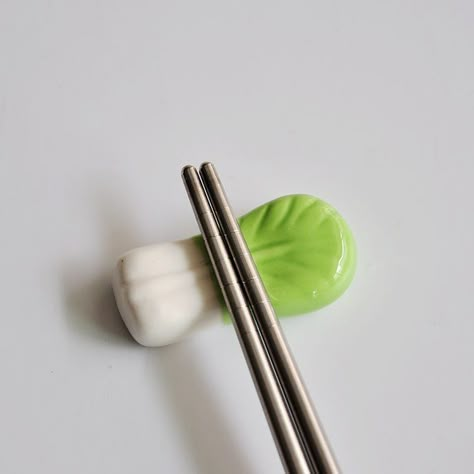 Polymer Clay Chopstick Rest, Chopstick Holder Ceramics, Holding Chopsticks, Restaurant Japanese, Chopstick Holders, Chopsticks Rest, Japanese Chopsticks, Asian Restaurant, Chopstick Holder