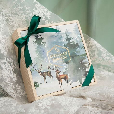 Christmas Hamper Box Ideas, Christmas Box Illustration, Christmas Hampers Packaging Ideas, Christmas Hampers Packaging, Christmas Box Design, Christmas Gift Box Design, Winter Packaging, Christmas Packaging Design, Hampers Christmas