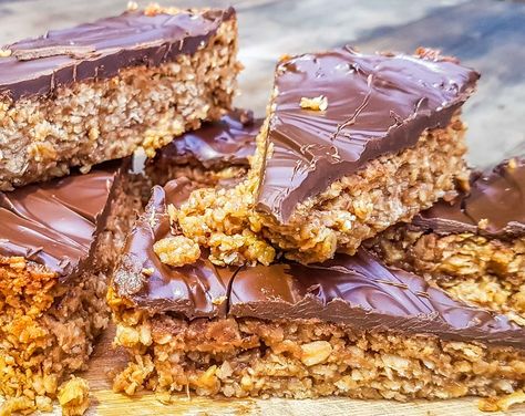 20180814_194855 Peanut Butter Flapjacks with Dark Chocolate – A Melt in the Mouth Recipe Italian Hot Chocolate, Chocolate Flapjacks, Delish Cakes, Demerara Sugar, Flapjack Recipe, Cake Slices, Chewy Granola, Oats And Honey, Chocolate Topping