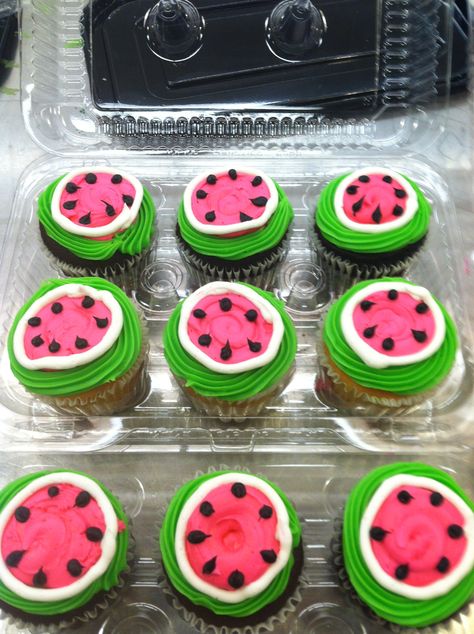 Watermelon cupcakes Watermelon Cupcakes, Cupcakes Design, Watermelon Crafts, Yalda Night, Summer Cake, Creative Cupcakes, Summer Cakes, Yummy Dessert, Cupcake Designs