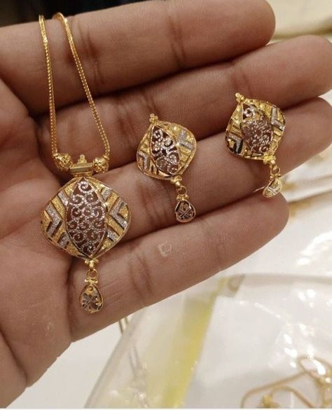 Locket Set Design In Gold, Gold Pendent Set Indian, Crochet Cable Knit, Latest Necklace Design, Beautiful Wedding Jewelry, Unique Gold Jewelry Designs, Gold Bangles For Women, Modern Gold Jewelry, Crochet Cable