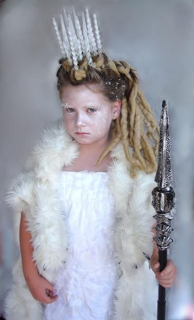 Ice queen from Narnia Halloween Costume White Witch Narnia, White Witch Costume, Narnia Costumes, Ice Queen Costume, Halloween Decorations Outdoor Porch, The White Witch, Book Costumes, World Book Day Costumes, Dressed In White