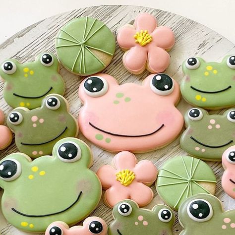 Frog Cookies Decorated, Frog Cookies, Royal Iced Cookies, Iced Biscuits, Christmas Cookies Decorated, Animal Cookies, Cookies Decorated, Iced Cookies, Shake Recipes