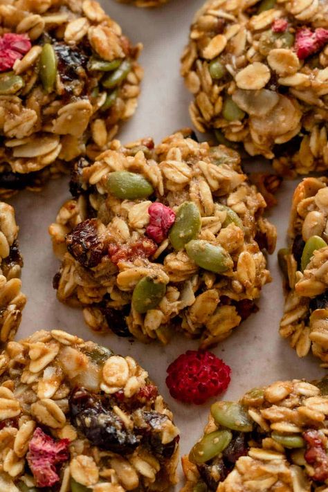 The Best Healthy Oatmeal Cookies Crispy Oats, Granola Cookies, Menu Sarapan Sehat, Smooth Peanut Butter, Healthy Oatmeal Cookies, Breakfast Cookies Healthy, Cookies Healthy, Healthy Cookie Recipes, Oat Cookies