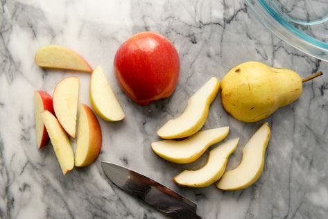 Kitchen Hack: how to stop apples and pears from browning - Chelan Fresh Keep Apples From Browning, Apple Salad Recipes, Brown Apple, Kitchen Hack, Sliced Pears, Apple Salad, Simple Kitchen, Apple Slices, Juicing Lemons