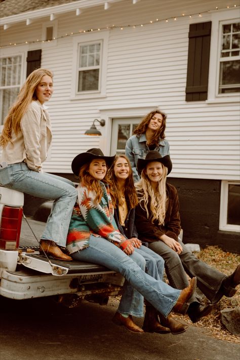 Photoshoot Cowgirl, Coast Cowgirl, Girls Cowboy Boots, Cowgirl Photoshoot, Aesthetic Country, Cowboy Boot Outfits, Boots Country, Boot Outfits, Girl Cowboy Boots