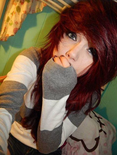 22 Hairstyles From 2007 That Should Make A Comeback In 2017 Red Scene Hair, Emo Scene Hair, Scene Girl, Black Hair Dye, Dark Red Hair, Emo Hair, Punk Emo, Scene Girls, Alternative Hair