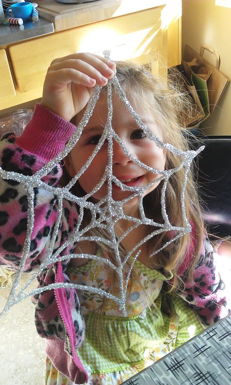 peel away spider web craft Spider Web Craft, Craft For Halloween, Thanksgiving Desserts Kids, Halloween Heart, Fun Halloween Party Games, Science For Toddlers, Fun Halloween Games, Halloween Craft Projects, Yard Haunt