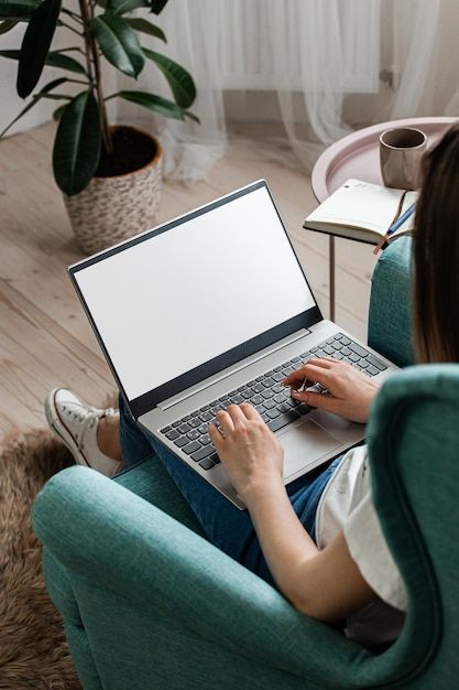 Woman Computer Aesthetic, Working Women Pictures, Someone Working On Laptop, Photo With Laptop, Laptop Photoshoot, Person On Computer, Woman On Laptop, Foto Laptop, Picture Of Computer