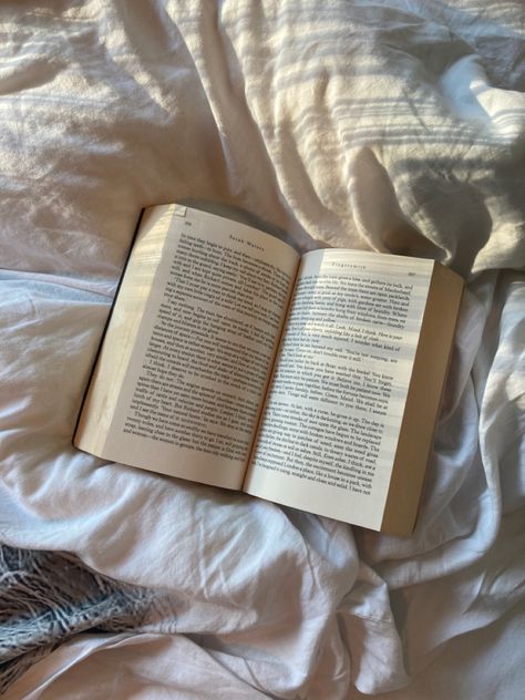 Books Aesthetic Pics, Lecture Aesthetic, Reading Motivation, Reading Aesthetic, Photographie Portrait Inspiration, Growth And Development, Book Study, Cozy Reading, Beach Reading