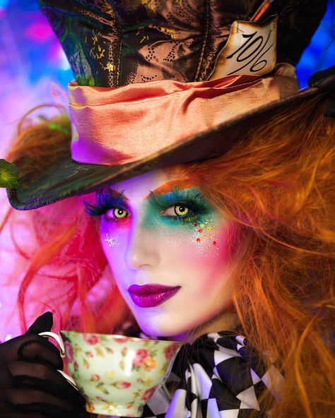 These are the 20 best scary and sexy Halloween makeup looks. Whether you want to be a skeleton, mermaid, or vampire, there's a sexy and spooky option for you. Mad Hatter Makeup, Scary Halloween Food, Makeup Zombie, Halloweenský Makeup, Halloween Make-up Looks, Mad Hatter Costume, Nail Art Halloween, Halloween Makeup Scary, Mad Hatters