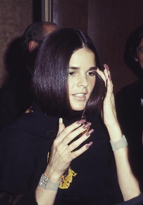 A Lookback at Ali MacGraw’s Cool Jewelry Style | The Adventurine - At a 1971 event for Theater Owners in New York, Ali MacGraw sported a pair of Edwardian pearl and diamond bracelets. The pieces seem to show that her choker necklace was convertible and could be transformed into two bracelets. Ali Mcgraw Style, Ali Mcgraw, Ali Macgraw, Becoming An Actress, Robert Evans, Brow Color, Evolution Of Fashion, Natural Brows, Red Dress Maxi