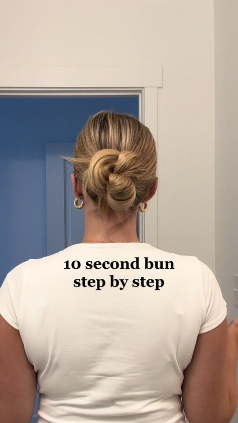 10 Second Bun, Two Buns, Chic Haircut, Short Hair Bun, Bun Tutorial, Hair Patterns, Different Hair Colors, Chic Hairstyles, Hot Hair Styles