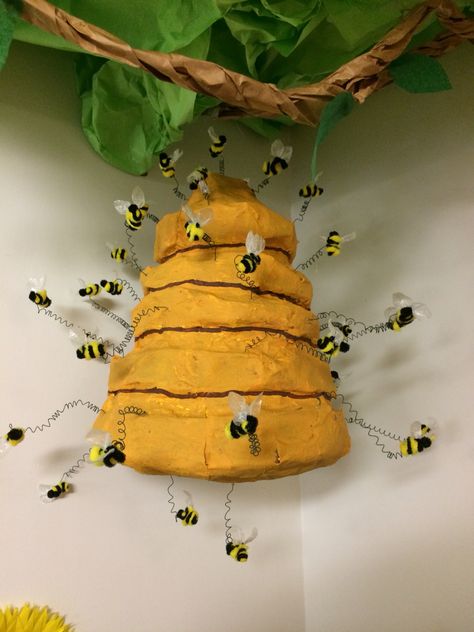 Paper mâché beehive, farm theme VBS Beehive Farm, Bee Hive Craft, Bugs Preschool, Bee Activities, Bee Classroom, Insects Theme, Paper Mache Crafts, Paper Ideas, Bee Crafts