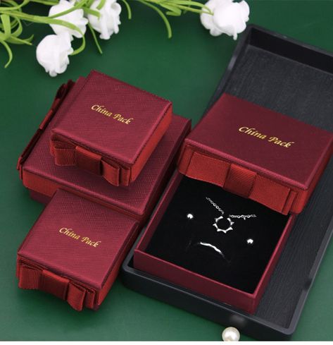 Custom jewelry supplier box Bracelet Box Packaging, Luxury Jewelry Packaging Boxes, Cardboard Necklace, Insta Design, Set Packaging, Boxes Ideas, Green Luxury, Jewelry Packaging Box, Daisy Jewelry