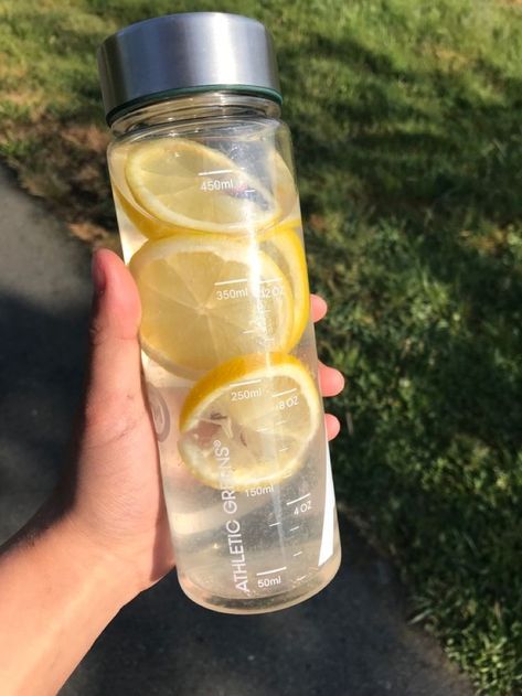 Hydration Aesthetic, Fruit Infused Water Recipes, Water Aesthetic, Infused Water Recipes, Clean Lifestyle, Fruit Infused Water, Healthy Juice Recipes, Healthy Food Motivation, Healthy Lifestyle Food