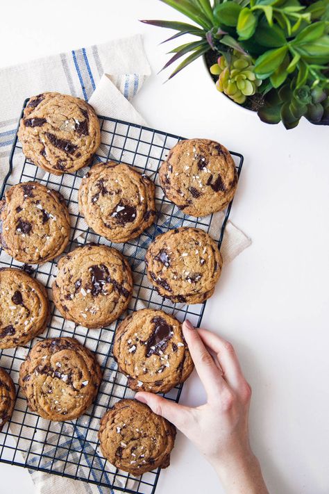 Keeping things classy with olive oil chocolate chip cookies, loaded with huge chunks of dark chocolate and sea salt! Olive Oil Chocolate Chip Cookies, Oil Chocolate Chip Cookies, Food Photography Dessert, Food Photography Composition, Baking Photography, Resepi Biskut, Food Flatlay, Resep Brownies, Broma Bakery