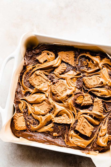 Ultra fudgy chocolate brownies are studded with cookie butter & biscoff cookies in every bite! Biscoff cookie crumbs are folded into the batter, cookie butter is swirled in the center & on top, & they're finished with a layer of biscoff cookie pieces for crunch. Cookie butter lovers & brownie lovers will rejoice over this perfect marriage of flavors! #brownies #biscoffbrownies #biscoff #cookiebutter #cookiebutterbrownies #desserts #brownierecipe #chocolate #bluebowlrecipes | bluebowlrecipes.com Dessert With Biscoff Cookies, Cookie Butter Brownies, Cookie Butter Biscoff, Biscoff Brownies, Fudgy Chocolate Brownies, Edible Recipes, Biscoff Cookies, Cookie Butter, Coffee Cookies