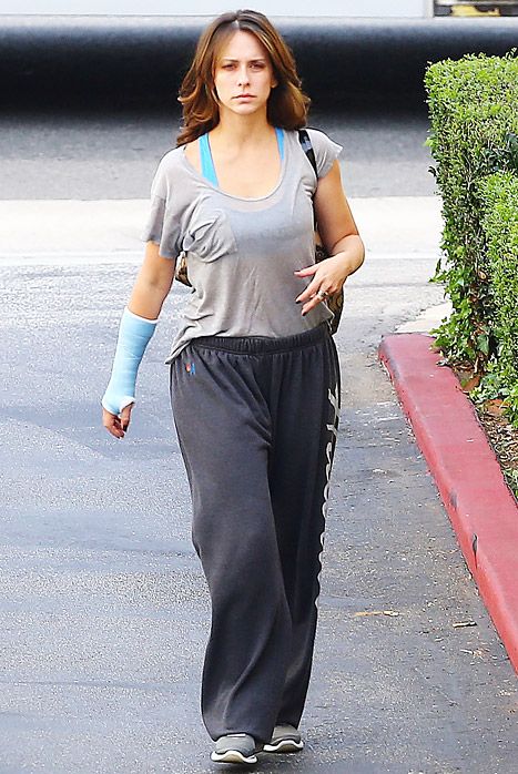 Jennifer Love Hewitt Celebrity Arms, The Client List, Casual Lounge Wear, Arm Cast, Differently Abled, Client List, Lounge Outfit, Jennifer Love Hewitt, Jennifer Love