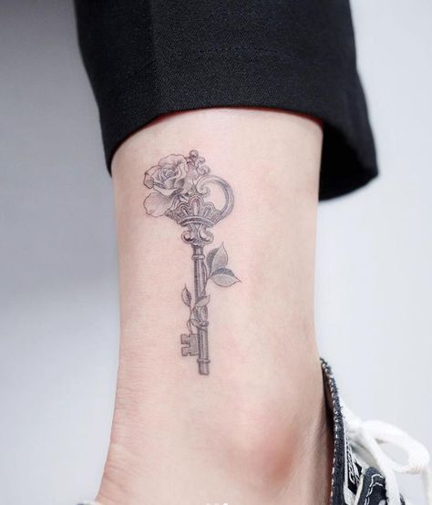 Feminine Chest Tattoo Ideas, Clef Tattoo, Secret Garden Key Tattoo, Key Tattoos For Women, Tattoo Key, Flower Key Tattoo, Fine Line Key Tattoo, Key Flower Tattoo, Key Tattoo With Flowers