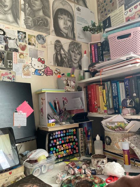 Artistic Room Decor Aesthetic, Hoarder Room Aesthetic, Messy Shelf Aesthetic, Messy Art Desk Aesthetic, Messy But Organized Aesthetic, Room Ideas Aesthetic Artist, Messy Vintage Room, Messy Artist Room Aesthetic, Messy Art Room Aesthetic